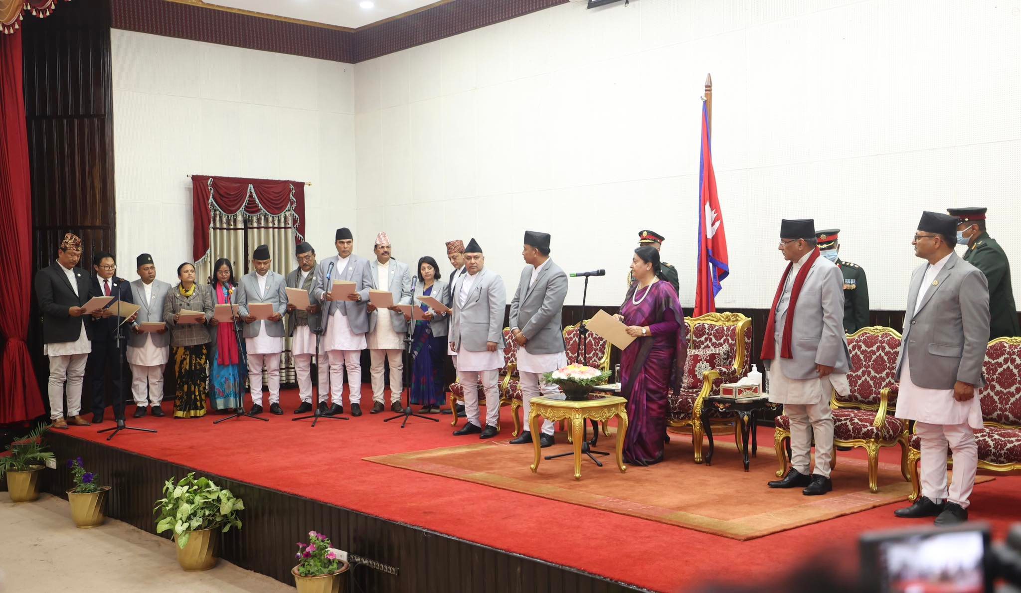 तस्वीरमा हेर्नुस् नयाँ मन्त्री र राज्यमन्त्रीहरूको शपथ 